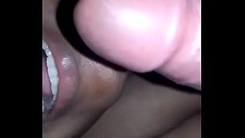Паренек полизал мокрым языком вагину шалашовки и устроил с ней порно в гостиной